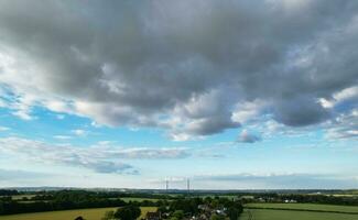 plus magnifique haute angle vue de dramatique ciel et des nuages plus de Britanique campagne paysage pendant le coucher du soleil photo