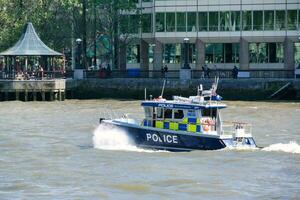 meilleur vue de bateau plus de rivière Tamise des eaux à Londres pont, Capitale ville de Angleterre génial grande-bretagne. le image a été capturé juin 4ème, 2023 photo