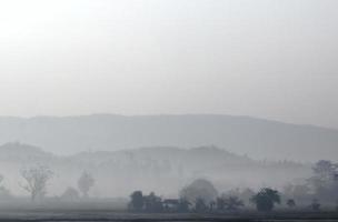 paysage de campagne en thaïlande avec brume photo