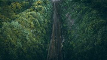 aérien vue de une de mauvaise humeur chemin de fer Piste dans une conyon, est sussexe, Royaume-Uni photo