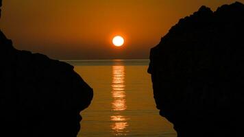 le coucher du soleil reflets sur calme mer, Rhodes, Grèce photo