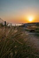 soir sur une marcher par le falaises avec une faible pendaison Soleil photo