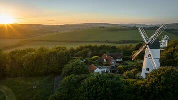 vieux non fonctionnel Moulin à vent dans une le coucher du soleil lumière par le Brighton et putain, est sussexe, Royaume-Uni photo