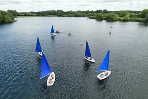 haute angle métrage de gens sont canotage à caldecotte Lac situé à Milton Keynes ville de Angleterre génial Bretagne Royaume-Uni. le aérien paysage a été capturé sur août 21, 2023 avec drone caméra photo