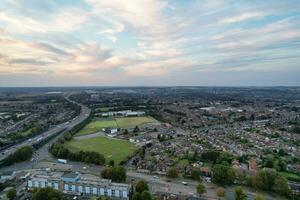 aérien vue de Résidentiel réel biens avec industriel biens combiné district de Nord de luton ville de Angleterre, génial Grande-Bretagne, Royaume-Uni. métrage a été capturé avec drone caméra sur septembre 7ème, 2023 photo