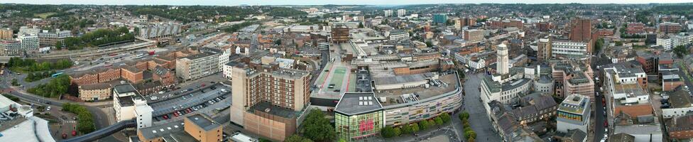 ultra large aérien panoramique vue de illuminé centre ville bâtiments, routes et central luton ville de Angleterre Royaume-Uni à début de clair la météo nuit de septembre 5ème, 2023 photo