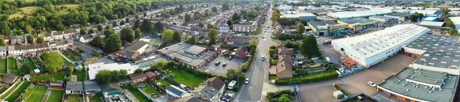 aérien vue de Résidentiel maisons et industriel biens combiné à s'attarder route près Farley collines luton ville, Angleterre Royaume-Uni. le haute angle métrage a été capturé avec drone caméra sur septembre 7ème, 2023 photo