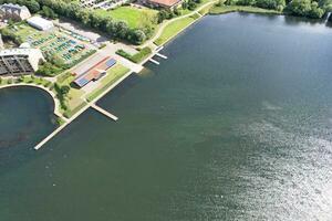 aérien vue de Milton Keynes ville de Angleterre Royaume-Uni autour caldecotte lac, le métrage a été capturé sur août 21, 2023 avec drone caméra. photo