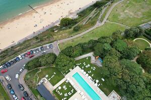 attrayant touristique destination à bournemouth ville sablonneux plage et océan de Angleterre génial Grande-Bretagne, aérien métrage capturé avec drone caméra sur août 23, 2023 pendant ensoleillé journée. photo