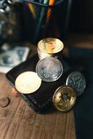 pièces de monnaie bitcoin sur un bureau en bois
