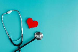 coeur rouge et stéthoscope sur fond bleu pensant la journée du pharmacien