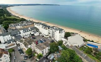 aérien vue de plus magnifique et attrayant touristique destination à bournemouth ville sablonneux plage de Angleterre génial Grande-Bretagne, image a été capturé avec drone caméra sur août 23, 2023 pendant ensoleillé journée. photo