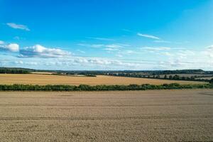 haute angle métrage de Britanique agricole fermes à campagne paysage proche luton ville de Angleterre génial Bretagne de Royaume-Uni. métrage a été capturé avec drone caméra sur août 19ème, 2023 photo