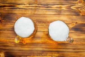 un verre de bière est posé sur le parquet. photo