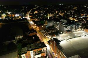 aérien vue de illuminé centre ville bâtiments, routes et central luton ville de Angleterre Royaume-Uni à début de clair temps nuit de septembre 5ème, 2023 photo