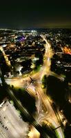 aérien verticale panoramique vue de illuminé centre ville bâtiments, routes et central luton ville de Angleterre Royaume-Uni à début de clair la météo nuit de septembre 5ème, 2023 photo