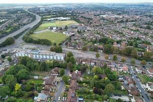 aérien vue de Résidentiel réel biens avec industriel biens combiné district de Nord de luton ville de Angleterre, génial Grande-Bretagne, Royaume-Uni. métrage a été capturé avec drone caméra sur septembre 7ème, 2023 photo