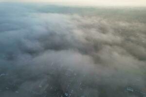 plus magnifique et meilleur haute angle dramatique coloré ciel métrage de au dessus le des nuages. le vite en mouvement des nuages pendant Soleil en hausse de bonne heure dans le Matin plus de luton ville de Angleterre Royaume-Uni photo