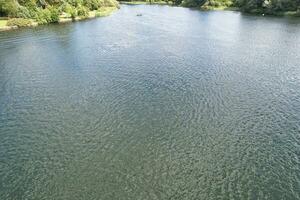 haute angle métrage de gens sont canotage à caldecotte Lac situé à Milton Keynes ville de Angleterre génial Bretagne Royaume-Uni. le aérien paysage a été capturé sur août 21, 2023 avec drone caméra photo