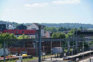 faible angle vue de central luton ville et centre ville bâtiments près central chemin de fer station de luton ville, Angleterre génial Bretagne Royaume-Uni. le image capturé sur clair ensoleillé journée de juin 2ème, 2023 photo