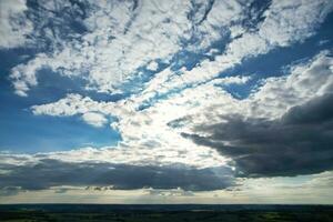 plus magnifique haute angle vue de dramatique ciel et des nuages plus de Britanique campagne paysage pendant le coucher du soleil photo