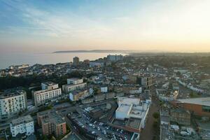 aérien vue de Britanique touristique attraction de bournemouth plage et mer vue ville de Angleterre génial Bretagne Royaume-Uni. image capturé avec drone caméra sur septembre 9ème, 2023 pendant le coucher du soleil photo