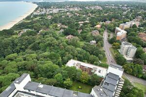 attrayant touristique destination à bournemouth ville sablonneux plage et océan de Angleterre génial Grande-Bretagne, aérien métrage capturé avec drone caméra sur août 23, 2023 pendant ensoleillé journée. photo