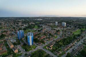 aérien vue de Résidentiel réel biens maisons à est de luton ville de Angleterre, génial grande-bretagne. métrage a été capturé avec drone caméra sur août 19ème, 2023 pendant le coucher du soleil temps. photo