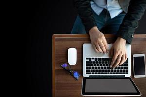 vue de dessus d'un homme d'affaires utilisant son ordinateur de travail sur un bureau photo