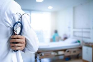 médecin avec stéthoscope à l'hôpital photo