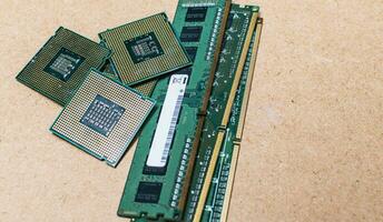 processeurs et RAM souvenirs sur isolé arrière-plan, concept de RAM souvenirs et processeurs sur isolé arrière-plan, RAM souvenirs avec ordinateur microprocesseurs isolé photo