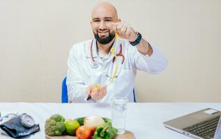 nutritionniste à le sien bureau en portant une ruban mesure. Jeune médecin nutritionniste à sa bureau en portant mesure enregistrer. régime et nutrition concept photo