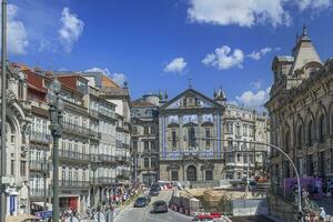 scène de une déserté rue dans centre ville porto dans le Matin photo