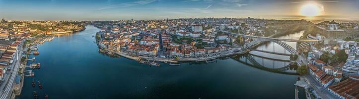 drone panorama plus de le ville de porto et le Douro rivière à lever du soleil photo