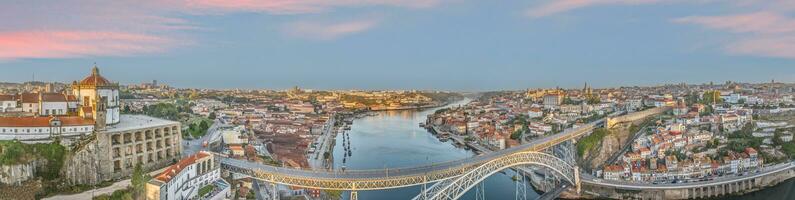 drone panorama plus de le ville de porto et le Douro rivière à lever du soleil photo