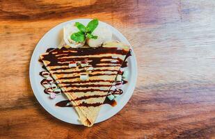 Haut vue de Chocolat crêpe avec la glace crème sur en bois tableau. haute angle vue de Chocolat crêpe avec la glace crème sur en bois Contexte photo