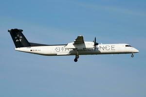 étoile Alliance autrichien compagnies aériennes bombardier dhc-8 q400 oe-lgp passager avion arrivée et atterrissage à Vienne aéroport photo