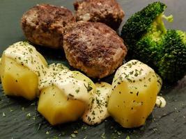 boulettes de viande frites avec brocoli bouilli et pommes de terre au persil photo