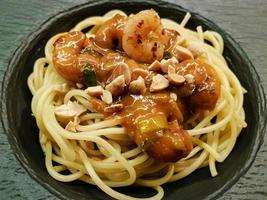 crevettes tigrées blanches dans une sauce aux arachides sur des spaghettis photo