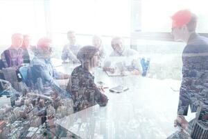 groupe de jeunes réunis au bureau de démarrage photo