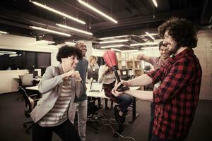 équipe commerciale multiethnique boxe au bureau photo