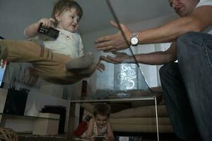 petit enfant jouant avec sa soeur à la maison photo