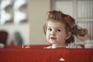 petite fille avec une coiffure étrange et des bigoudis photo