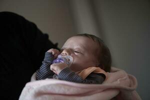 grand-mère en portant nouveau née bébé à Accueil photo