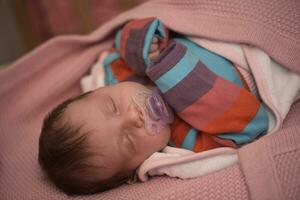 bébé nouveau-né d'un mois dormant dans son lit photo