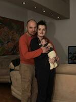 jeune portrait de famille avec bébé nouveau-né photo