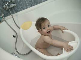 jolie petite fille prenant un bain photo