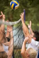 groupe de jeunes amis jouant au beach-volley photo