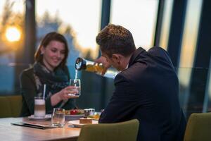 couple d'amoureux appréciant un dîner romantique photo