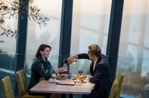 couple d'amoureux appréciant un dîner romantique photo